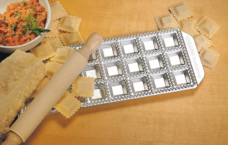 Moule à raviolis avec rouleau en bois 24 empreintes Imperia