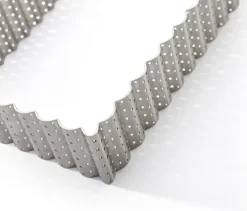 Rectangle à tarte perforé cannelé ht 3 cm 35 x 10 cm De Buyer